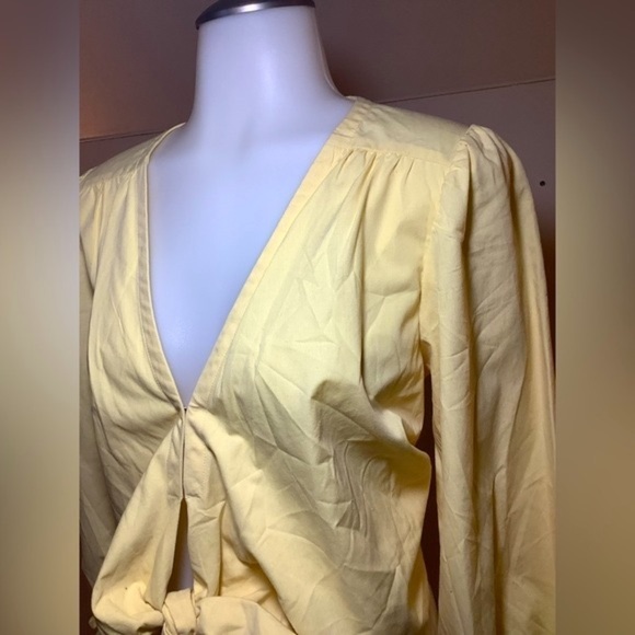 NWT Medium Abercrombie and Fitch V Neck mid sleeve tie blouse - Picture 2 of 8